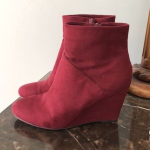 Christian Siriano for Payless faux suede burgundy wedge - size 6.5